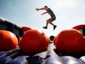 Toulouse accueille une course d’obstacles gonflables géants pour adultes !