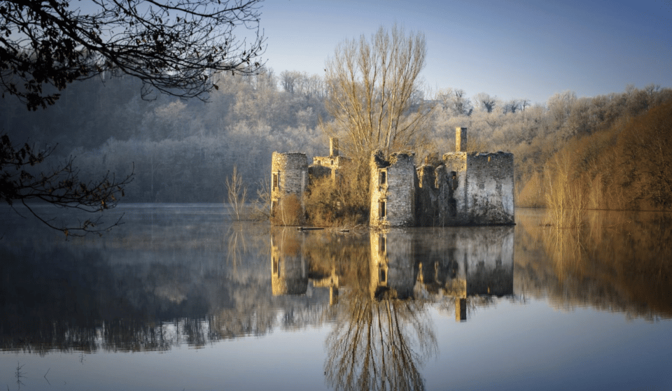 Ce mystérieux château presque englouti par un lac se trouve à 1h30 de Toulouse !