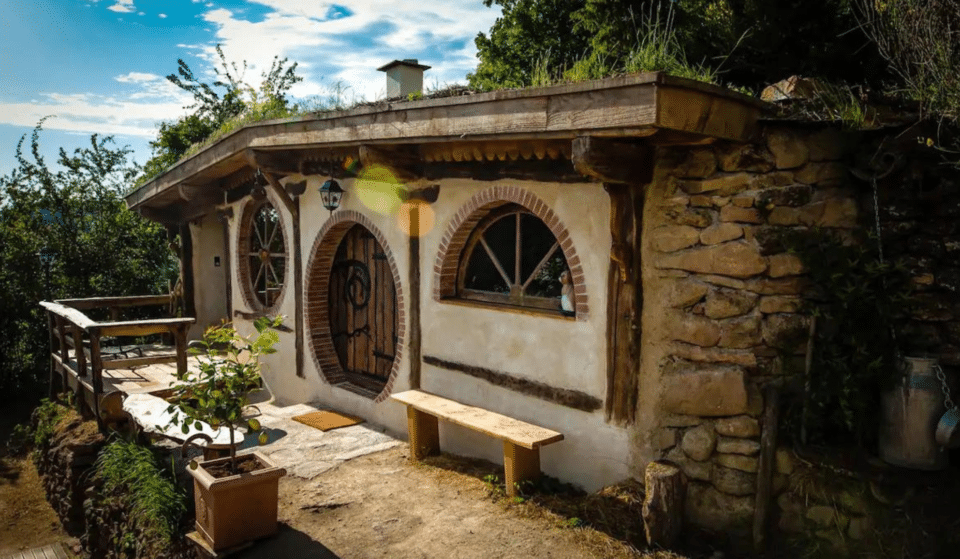 Sur Airbnb, il est possible de louer une incroyable maison de Hobbit à 2h de Toulouse