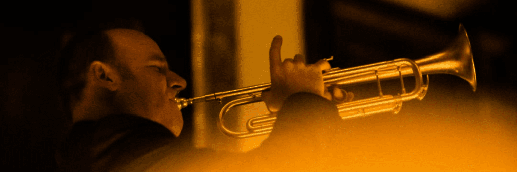 Photo d'un musicien jouant de la trompette en gros plan pour un concert Candlelight